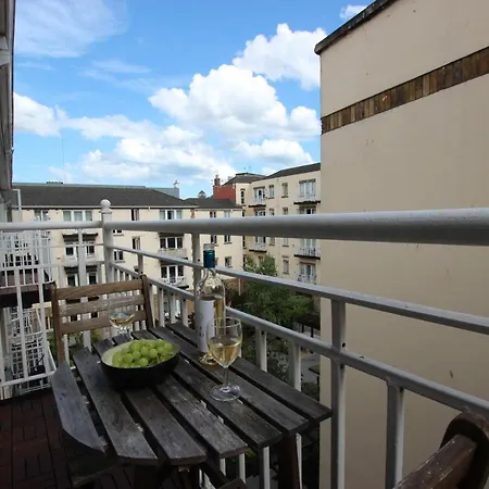 Bright, Modern W/ Balcony ★ *