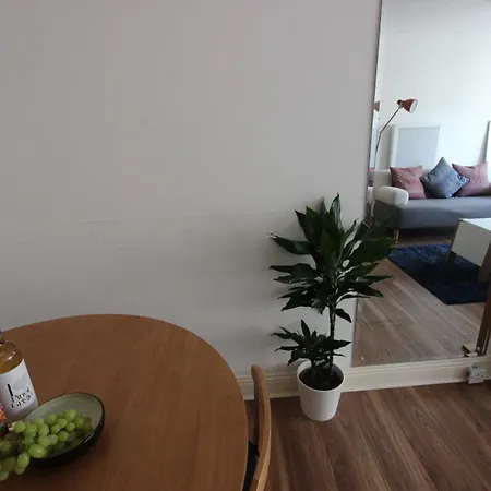 Bright, Modern W/ Balcony ★ Apartment